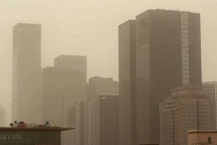 Tormenta de arena cubre China; emiten alerta roja por contaminación