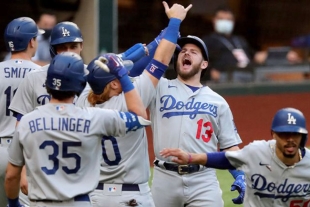 El mexicano Julio Urías mantiene a Dodgers vivos en la serie y emula a Fernando Valenzuela