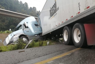 Lluvia y velocidad causan accidente de trailer en la México-Toluca