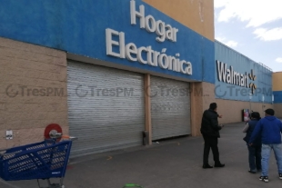 Presuntas ladronas provocan zafarrancho en Walmart de Zinacantepec