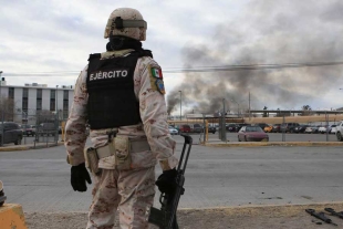 Sepultan con honores a 10 policías asesinados en el motín del Cereso 3 de Ciudad Juárez