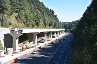 Muere trabajador del Tren Interurbano tras volcadura de grúa