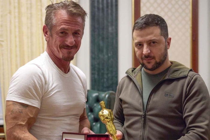 Sean Penn regala su Óscar a Volodimir Zelensky