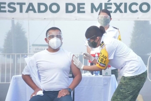 Aplican primera vacuna a Médico Militar en Santa María Rayón
