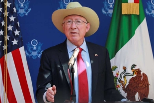 Ken Salazar, embajador de EU en México, da positivo a Covid-19