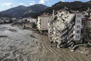 Suman 27 muertos por inundaciones en Turquía