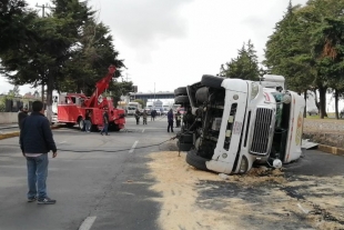 Un lesionado por volcadura de tráiler en Toluca