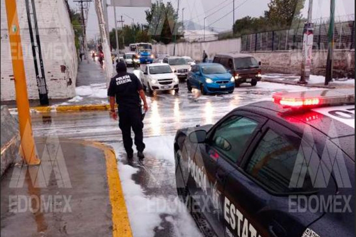 Lluvia en Toluca deja encharcamientos de... ¿espuma?