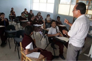 Celebran a más de 2.1 millones de maestros en México