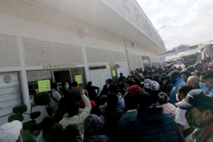 Abarrotan Central de Abasto de Toluca; olvidan semáforo rojo