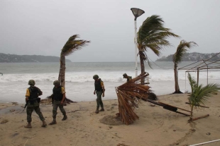 Tormenta “Blas” se intensifica; hoy se convertirá en huracán categoría 1