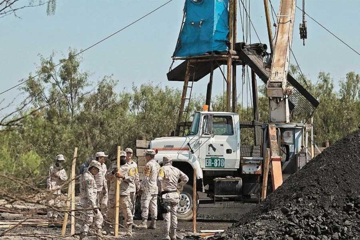 Continúan atrapados 10 mineros en Coahuila; trabajan en reducción de niveles del agua