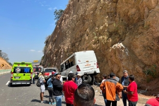 Se accidenta microbús donde viajaban simpatizantes de Alejandra del Moral; diez personas lesionadas