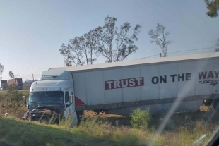 Accidente te de trailers provocó evacuación de una comunidad en Jocotitlán