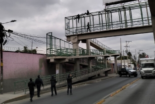 Al realizar acciones operativas, policías estatales evitan que hombre se aventara de un puente y atentara contra su vida