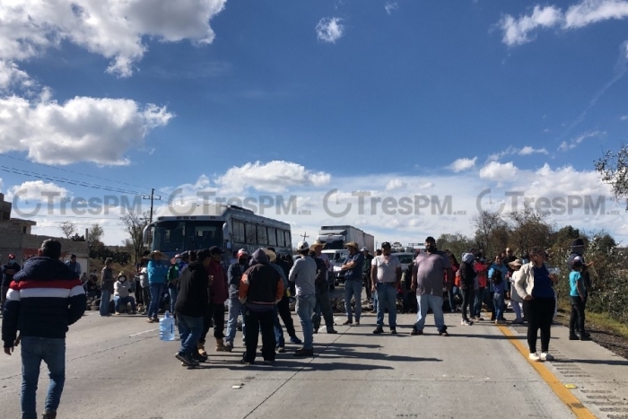 ¡Precaución! cierran autopista México-Querétaro por incendio de manantial en Jilotepec