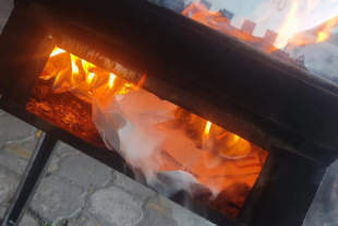 Anafre encendido al interior de un espacio cerrado ilustra los riesgos por intoxicación con monóxido de carbono, gas altamente tóxico e imperceptible.