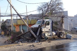 Derriba postes de luz y barda en Paseo Tollocan