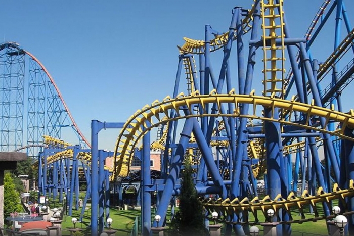 Detienen a dos jóvenes que pretendían ingresar con una sub ametralladora a Six Flags en CDMX