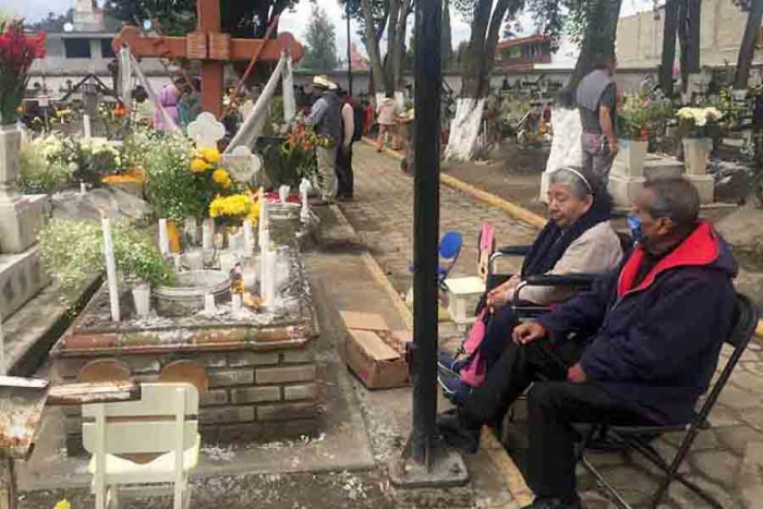 Familias no podrán acudir a adornar tumbas en Metepec