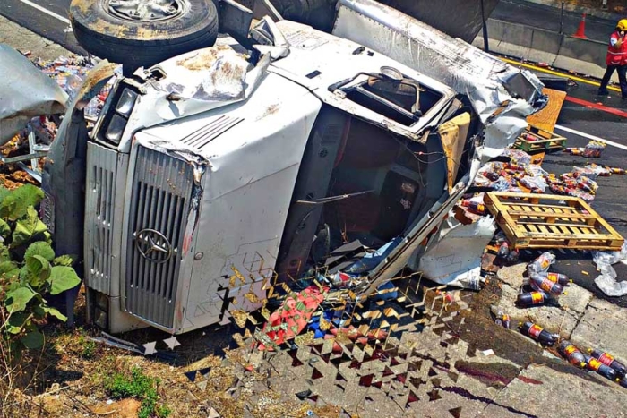 Muere chofer de tractocamión al volcarse en Villa Guerrero