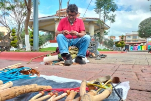 “Acamapichtli”, adulto mayor que sobrevive elaborando flechas en Capulhuac