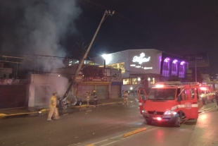 En llamas, hombre se salva de morir calcinado tras chocar su auto en Coacalco
