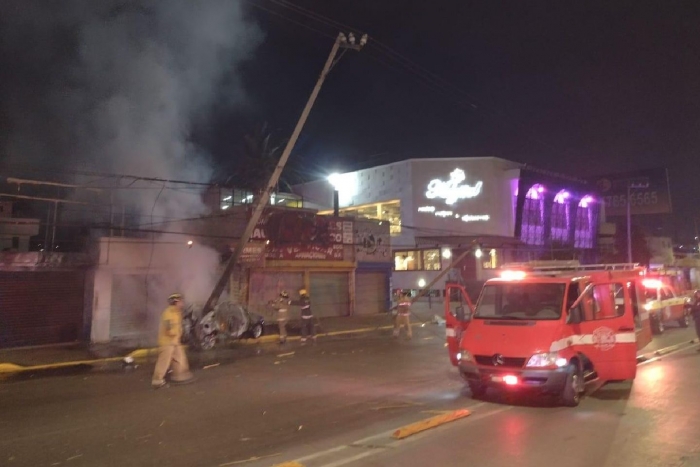 En llamas, hombre se salva de morir calcinado tras chocar su auto en Coacalco