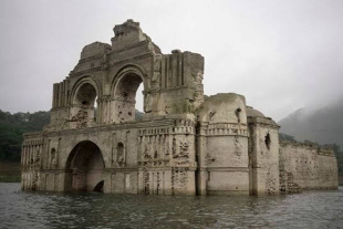 Una iglesia del siglo XVI aparece en medio de un embalse en México