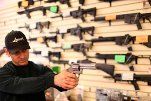 Gobernador de Florida firma ley que permite portar armas sin permiso