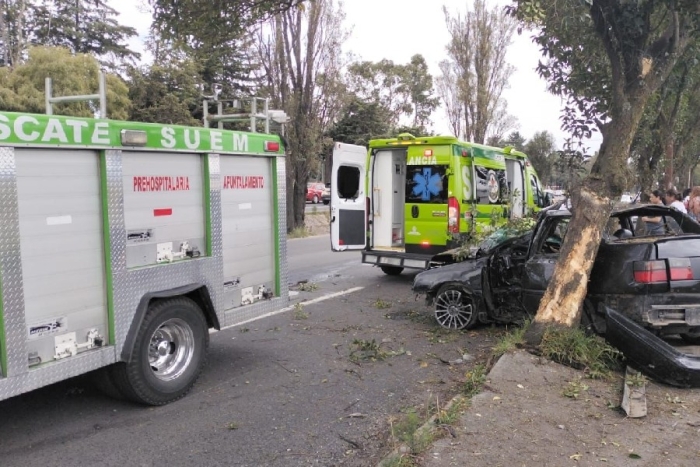 Se estrella contra árbol y muere en la Toluca-Palmillas