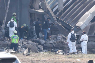 Entre escombros y peritajes, avanza investigación por avioneta caída en Toluca
