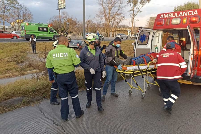 Sale disparado conductor de un auto tras estrellarse en un árbol sobre Paseo Tollocan