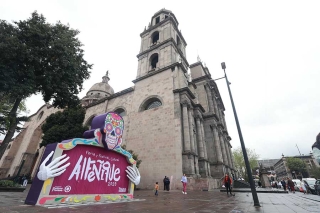 Ni la lluvia apaga el brillo de la Feria del Alfeñique