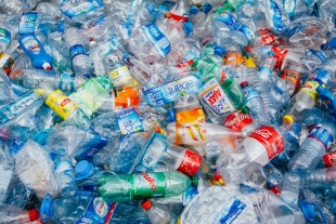 Científicos crean enzima capaz de deshacer el plástico