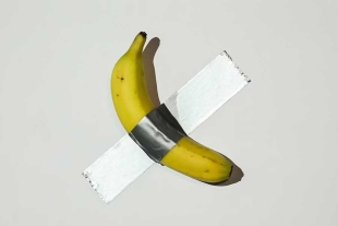 La naturaleza conceptual de “Comedian”, según especialistas, desafía la permanencia y el valor material en el arte