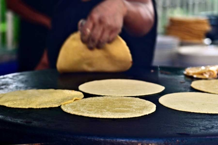 ¡Increíble! Extranjera cobra mil pesos por enseñar cómo hacer tortillas