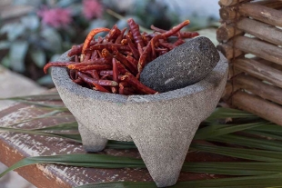 El molcajete, utensilio prehispánico de gran importancia en la cocina mexicana