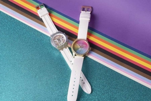 Guess lanza “What Makes you Sparkle”, la colección de relojes para celebrar el Pride