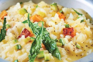 Risotto con verduras y tocino, un clásico de la comida italiana