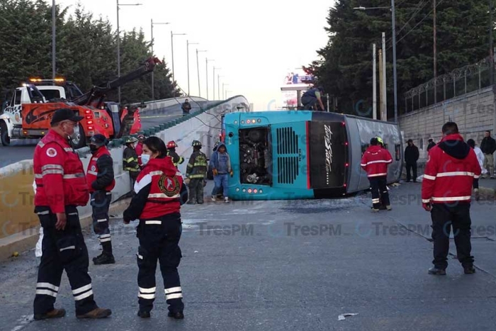 ¡Tragedia! vuelca autobús en Paseo Tollocan, mueren dos y hay 18 heridos