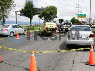 Vuelca auto compacto en Bulevar Aeropuerto