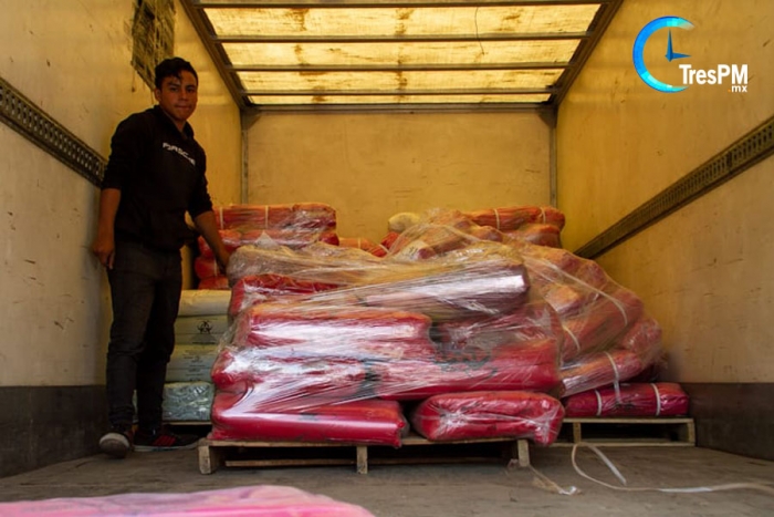 Donan bolsas especiales para desechos biológicos a trabajadores de limpia