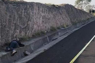 Abandonan cadáver de mujer con tiro de gracia en la Toluca- Atlacomulco
