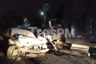 Lo aplasta trailer y automovilista sale vivo de milagro en Metepec