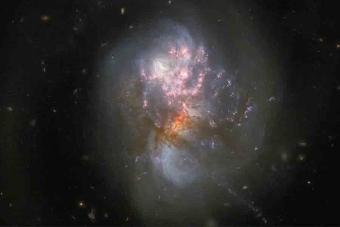 Dos galaxias se fusionan y crean miles de estrellas más rápido que la Vía Láctea