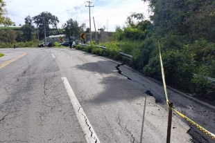 La vía se encuentra acordonada por lo que un sólo carril se encuentra habilitado