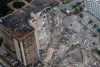 Rescatan a un menor entre los escombros del edificio colapsado en Miami