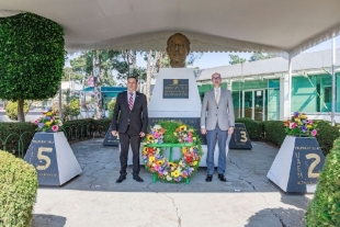 Acompañado del director de este plantel educativo, Arturo Mejía Zamora, el rector de la Autónoma mexiquense destacó que recordar la vida y trabajo del institutense Adolfo López Mateos es esencial