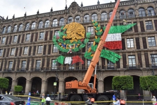 Montan adornos patrios en CDMX